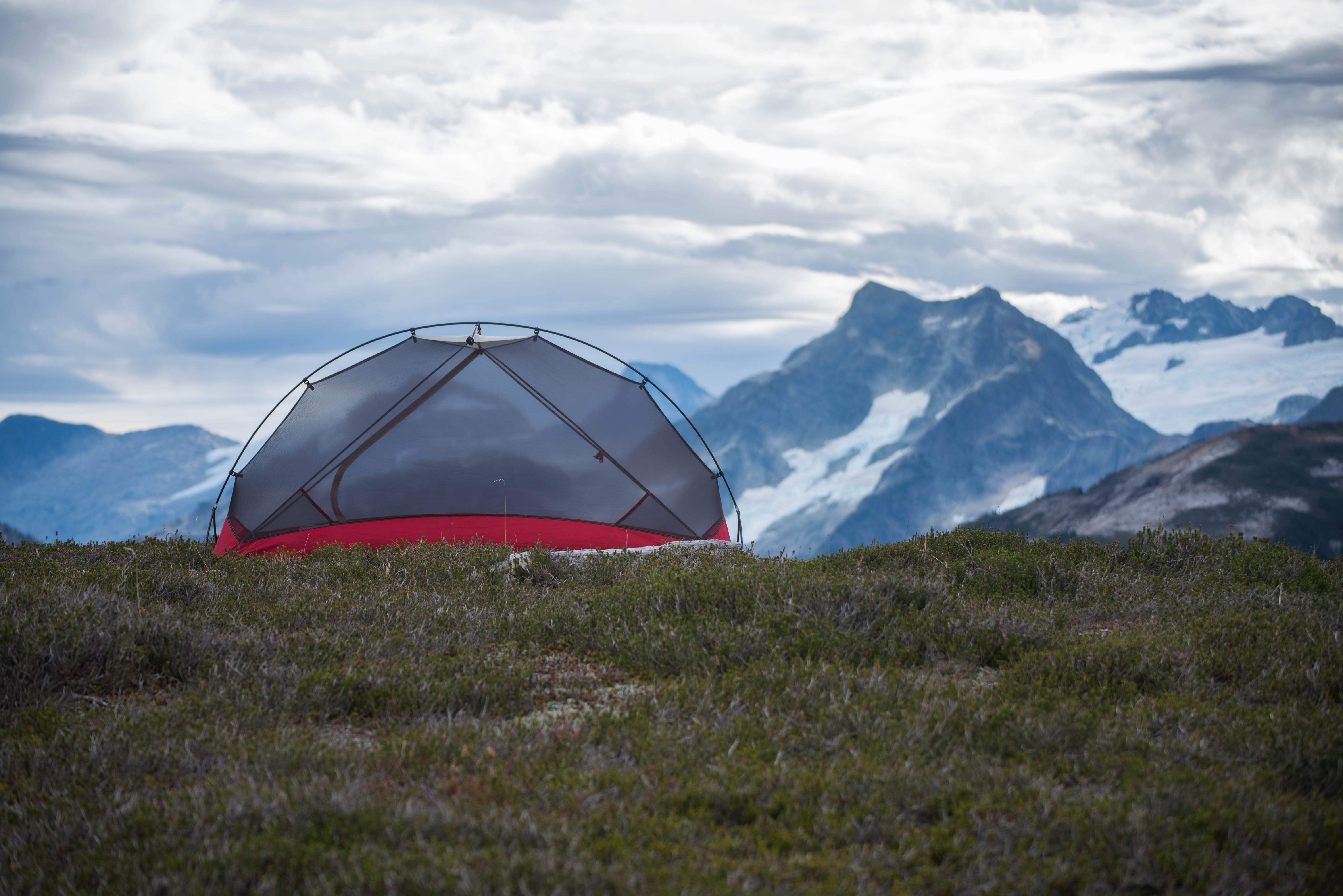 Горный кемпинг. Палатка. Палатка в горах. Палатка на природе. Туристическая палатка на природе.